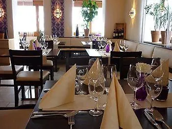 Отель Airport Hotel Hallbergerhof