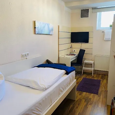 Airport Hotel Hallbergerhof Отель 2*